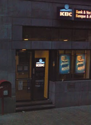 Entrée de la banque "KBC Dansaert", rue du vieux marché aux grains (Bruxelles 1000) en 2013. Un mendiant avait l'habitude de s'asseoir sur la partie droite des marches.