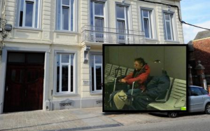 Jean-Luc dans la salle d'attente de l'abri avant de s'en voir refuser l'accès