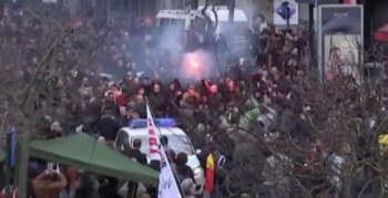 Arrivée d'un groupe de néo-nazis flamands, escorté par la police de Bruxelles depuis la Gare du Nord, sur le fronton de La Bourse le 27 mars 2016