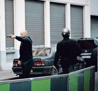 Un policier en civil braque un revolver sur des manifestants contre la "loi travail" à Paris