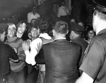 Affrontement lors d'un raid homophobe de la police de New-York au Stonewall Inn le 28 juin 1969