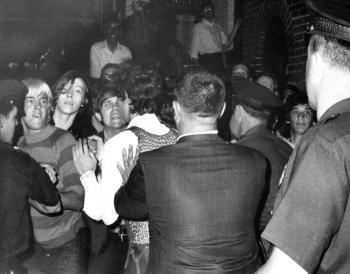 Affrontement lors d'un raid homophobe de la police de New-York au Stonewall Inn le 28 juin 1969